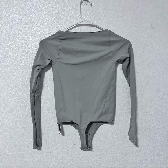 SKIMS Essential Long Sleeve Scoop Neck Thong Bodysuit Light Grey Sz Small - Picture 7 of 7